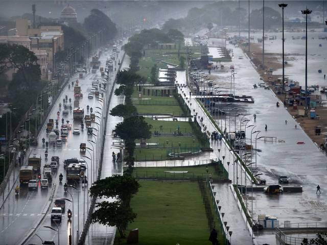टॉप 15 अपडेट्स: भारी बारिश से थमी चेन्नई, बिजली गुल, मोबाइल-एटीएम सर्विस ठप Top 15 updates: Heavy Rains in Chennai, mobiles down, ATMs not working