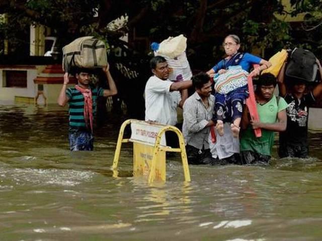 बारिश की वजह से प्रमुख आईटी, वाहन कंपनियों ने चेन्नई में अपना काम रोका Chennai companies struggle to keep heads above water