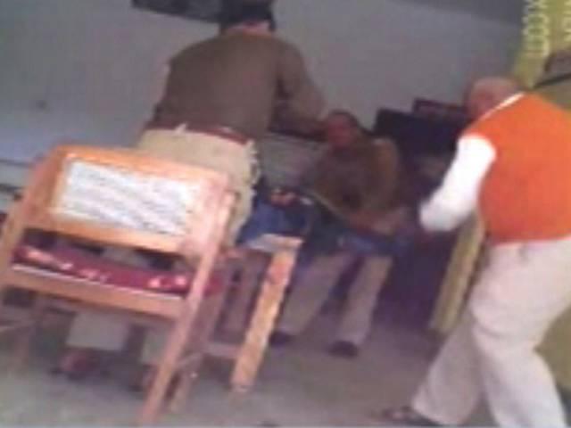 मुलायम सिंह के गांव में पुलिस का अत्याचार, चोरी के आरोपी को बेरहमी से पीटा UP: Police beat up thief mercilessly in Mulayam Singh Yadav’s village
