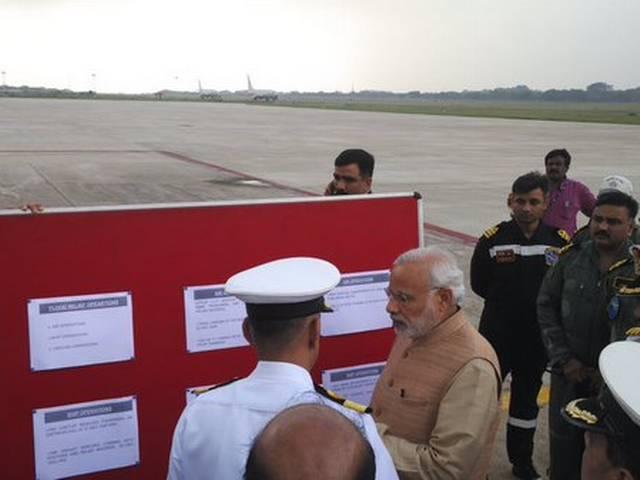 चेन्नई बाढ़ का जायजा लेने के लिए पीएम पहुंचे अराक्कोनम PM Modi arrives for Chennai to take stock of the situation
