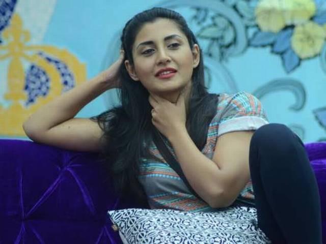 Bigg Boss 9: घर से बाहर आ चुकीं रिमी ने क्या किया पहला काम? Rimi Sen did right away when she stepped out of Bigg Boss house!