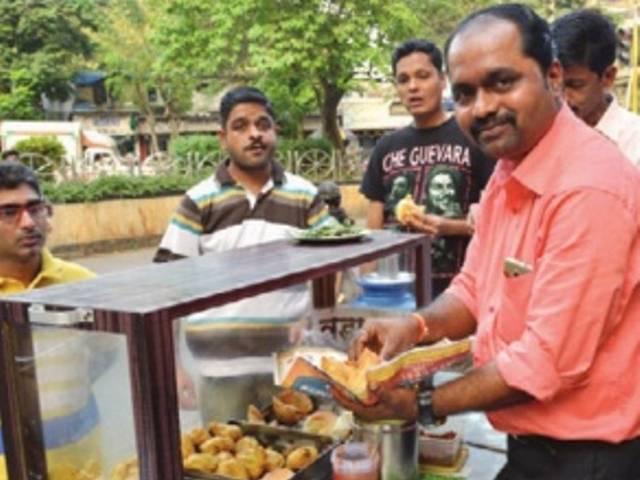 सूखा राहत को 'वडा पाव' बेचने वाले ने दिए 20 हजार Wada pav seller gives Rs 20k as drought aid
