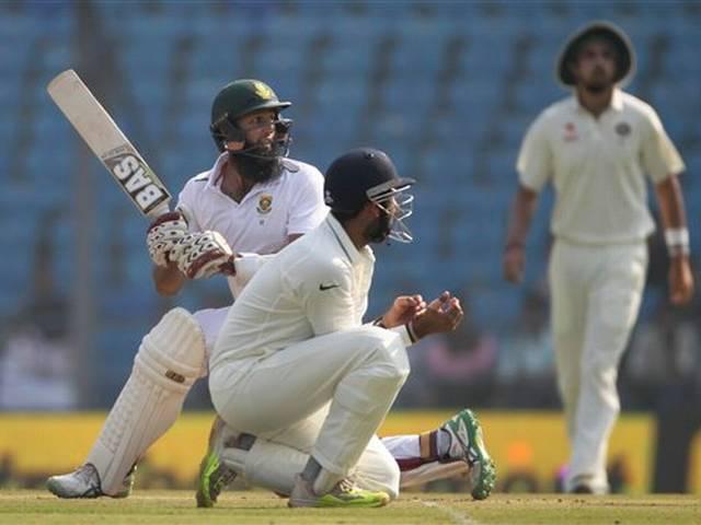फील्डिंग करते वक्त पुजारा के हाथ में लगी चोट Pujara sustains bruised forearm, fit to bat tomorrow