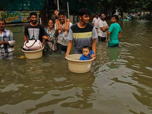 चेन्नई में आज फिर हो रही है बारिश, हेलिकॉप्टर से राहत का काम रुका 18 patients die in Chennai hospital due to flooding of