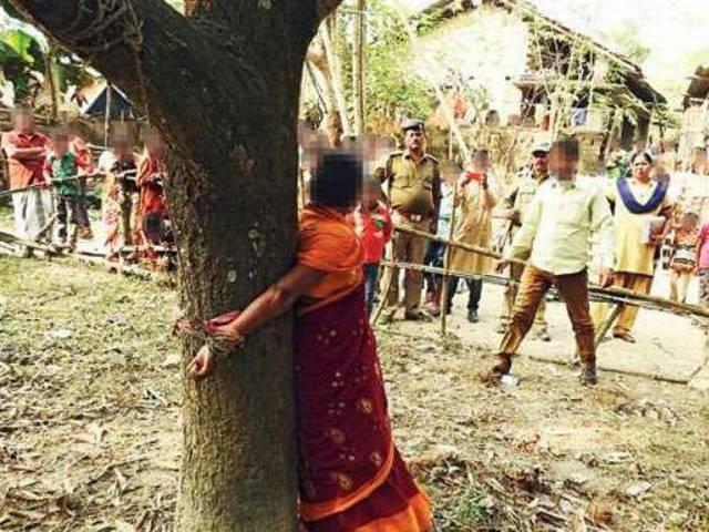 पश्चिम बंगाल : फिर वहशी बनी भीड़, महिला को पेड़ से बांध पीटा Six-hour torture for woman in WB: Lady tied to tree, assaulted over refusal to withdraw case