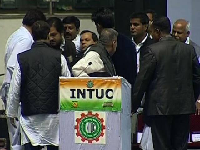 कांग्रेस ट्रेड यूनियन के महामंत्री मंच पर हुए बेहोश Rahul Gandhi at the 31st plenary session of Indian National Trade Union Congress