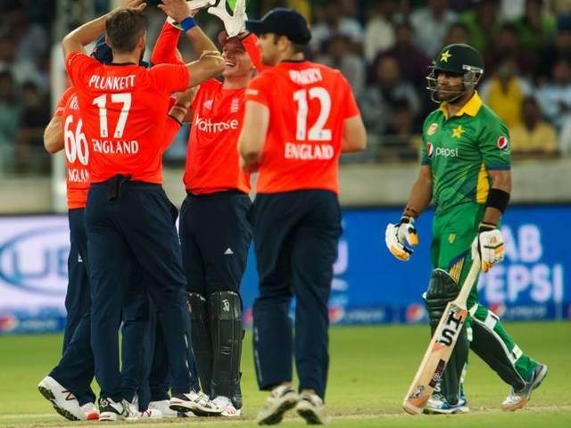 24 घंटे में 3 बार आउट होकर अकमल ने बनाया अनोखा रिकॉर्ड Umar Akmal out thrice in a Day