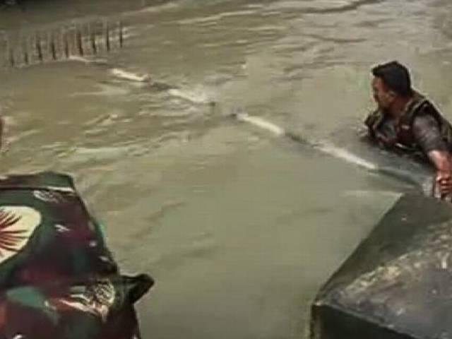 चेन्नई बाढ़ : उतरते पानी के बीच जारी है जिंदगी की जद्दोजहद Chennai Floods: ‘No Stock’ Signs At Petrol Pumps