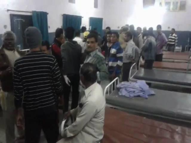 दर्दनाक हादसा: पिकअप वैन के खड़े ट्रक से टकराने से 18 मरे, 16 घायल Rajasthan: 18 killed after overloaded pickup van rams into truck