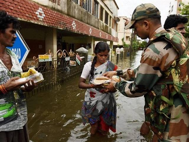 चेन्नई बाढ़: फंसे हुए 400 लोगों को सुरक्षित जगहों पर ले जाया गया Chennai floods: rescue operation