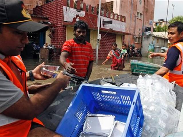 बाढ़ से बेहाल चेन्नई में ट्रेनों की आवाजाही शुरू, हालात सामान्य होने में अभी लगेगा समय Chennai rains: Train Services Resume From Chennai Central Today