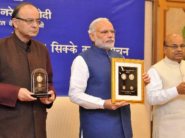 प्रधानमंत्री नरेंद्र मोदी ने भीमराव अंबेडकर की याद में जारी किये सिक्के pm narendra modi releases commemorative coins on Bhimrao ambedkar
