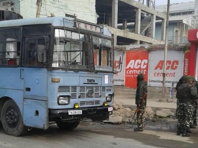 जम्मू-कश्मीर : CRPF काफिले पर हमला, 5 जवान जख्मी Three jawans injured after terrorists attacked CRPF convoy in Bijbehara, Anantnag(J&K)