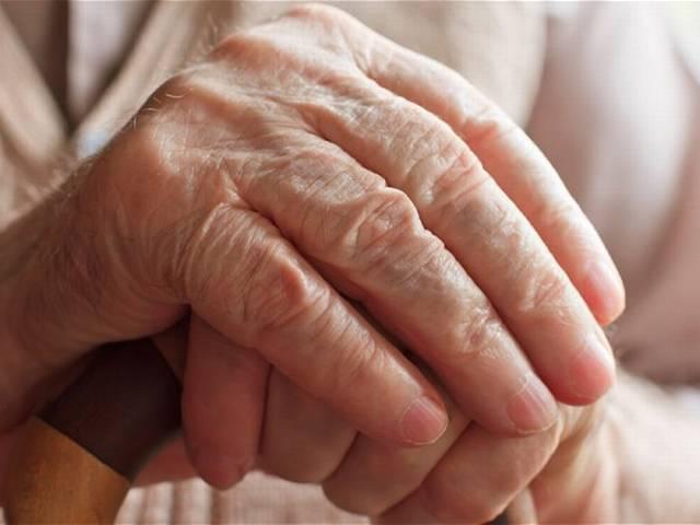 धीरे चलने से हो सकती है 'अल्जाइमर' बीमारी slowed walking in seniors may signal alzheimer’s dangerous