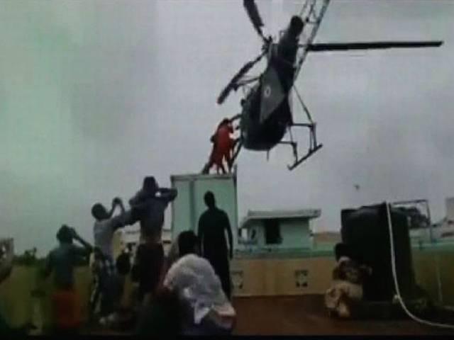 चेन्नई बाढ़ : वायुसेना का ऑपरेशन 'मां', पानी में फंसी गर्भवती को बचाया Chennai Floods: Air Force’s Operation ‘Maa’