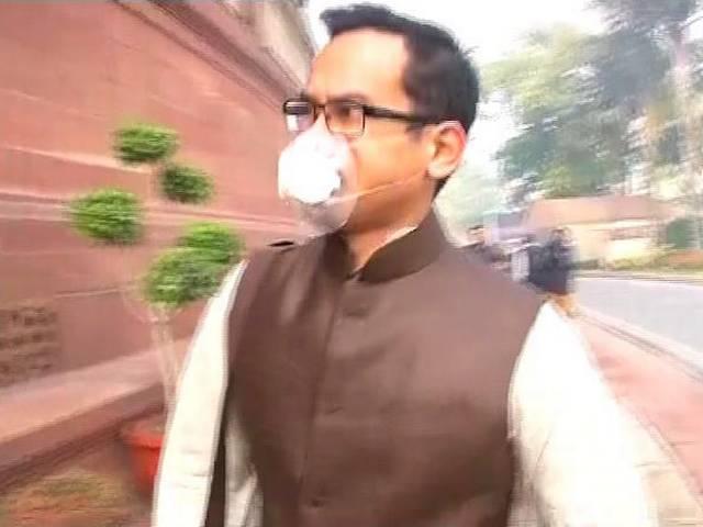 प्रदूषण से परेशान कांग्रेस एमपी गौरव गोगोई मास्क लगाकर पहुंचे संसद भवन Fed up with pollution MP Gaurav Gogoi reached Parliament with mask