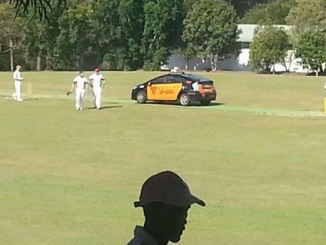 गेंद से शीशा टूटने पर पिच पर कार लेकर पहुंचा ड्राइवर Taxi Driver Park car on Cricket Pitch