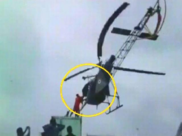 'ऑपरेशन मां'- चेन्नई बाढ़ में सेना ने हेलीकॉप्टर से गर्भवती महिला को बचाया indian army rescued a pragnent woman in chennai flood