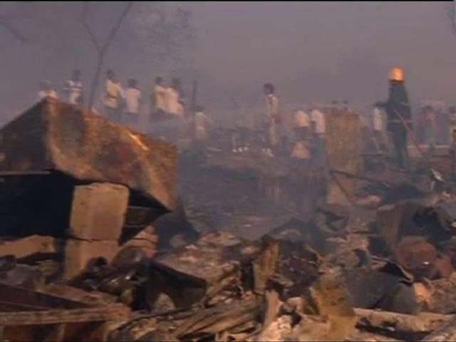 मुंबई के कांदिवली में 60 सिलेंडर फटने से 200 झुग्गियां जलकर खाक Massive Fire in Mumbai, Series of Cylinder Blasts Heard
