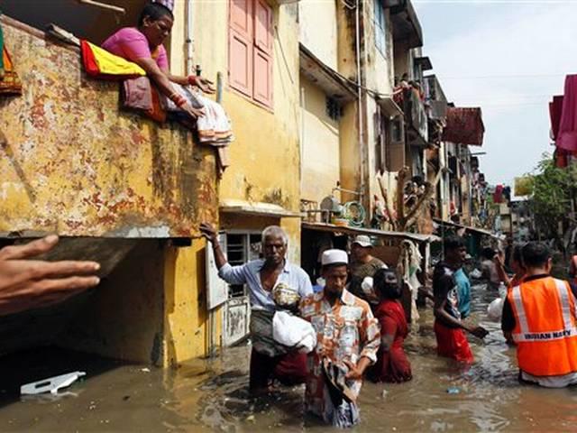 चेन्नई बाढ़: जब चप्पलें तैरने लगीं चेन्नई के घरों में Chennai floods: when slippers started floating in homes