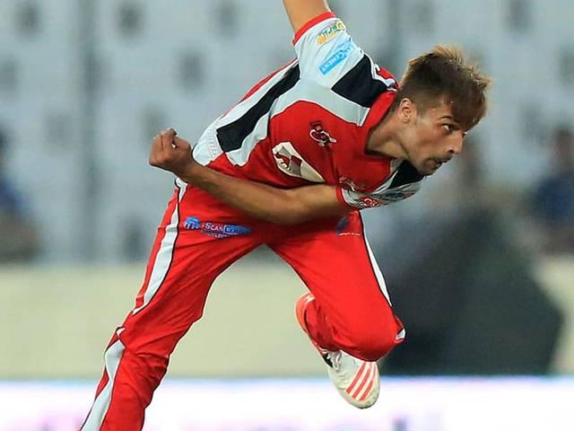 आमिर ने मैदान पर लिया मोहम्मद हफीज़ से बदला The big battle: Amir trumps Hafeez in BPL showdown