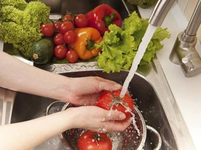 हरी सब्जियां नहीं धोने से हो सकती है ये खतरनाक बीमारी
Why Is it Important to Wash Vegetables Before Eating Them?