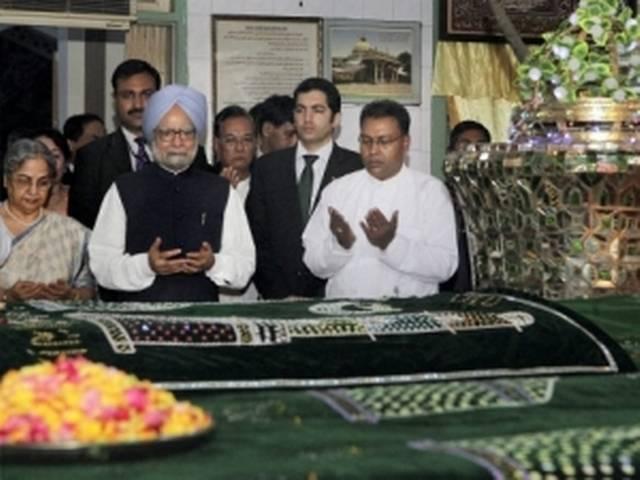 अंतिम मुगल सम्राट की कब्र पर पीएम ने चढ़ाई चादर अंतिम मुगल सम्राट की कब्र पर पीएम ने चढ़ाई चादर