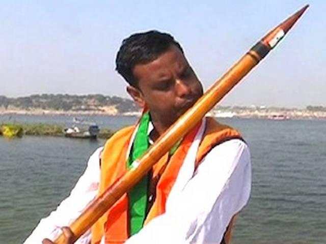 कुंभ में सालकीन ने छेड़ी सबसे बड़ी बांसुरी की तान कुंभ में सालकीन ने छेड़ी सबसे बड़ी बांसुरी की तान