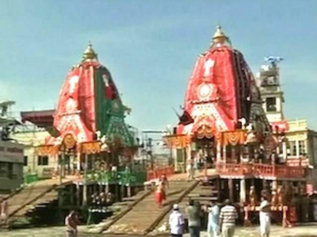 पुरी में कड़ी सुरक्षा के बीच जगन्नाथ की रथयात्रा शुरू पुरी में कड़ी सुरक्षा के बीच जगन्नाथ की रथयात्रा शुरू