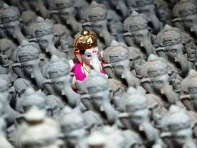 तीजा पोला आया, मिट्टी लेने लगी आकार तीजा पोला आया, मिट्टी लेने लगी आकार
