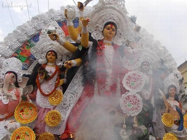 जहां कहारों की 'डोली' पर विदा होती हैं मां दुर्गा जहां कहारों की ‘डोली’ पर विदा होती हैं मां दुर्गा