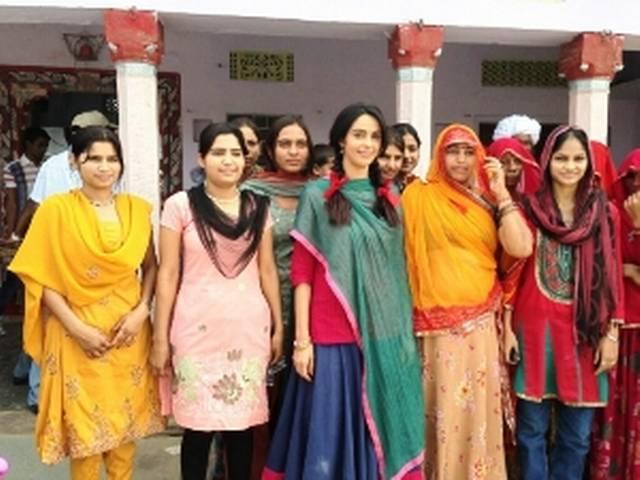 मल्लिका शेरावत ने गाय का दूध दूहा, ट्रैक्टर चलाया मल्लिका शेरावत ने गाय का दूध दूहा, ट्रैक्टर चलाया