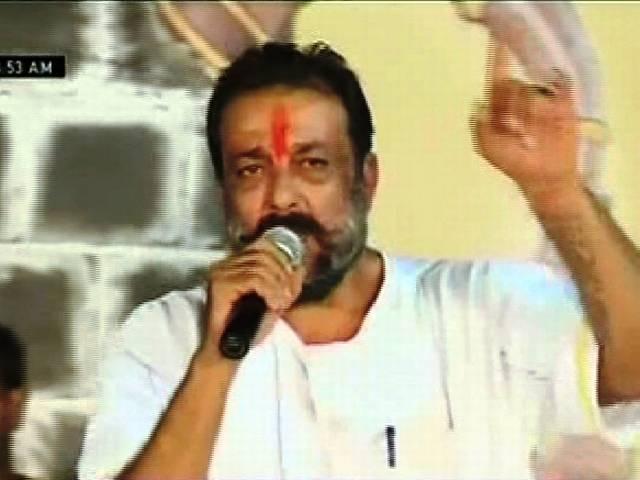 संजय दत्त ने पैरोल पर रिहाई की मांग की संजय दत्त ने पैरोल पर रिहाई की मांग की