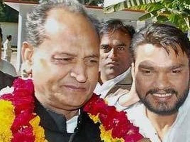 बीजेपी की लगाई आग बुझाने में लगी है कांग्रेस: गहलोत बीजेपी की लगाई आग बुझाने में लगी है कांग्रेस: गहलोत