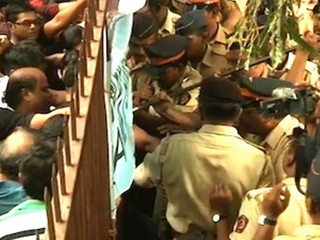 बुलडोजर पर ब्रेक: कोर्ट ने बताए ये उपाय, मंगलवार को अगली सुनवाई बुलडोजर पर ब्रेक: कोर्ट ने बताए ये उपाय, मंगलवार को अगली सुनवाई