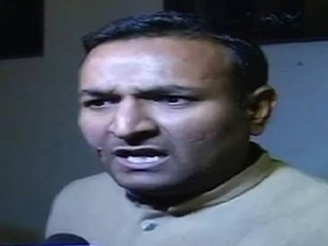 अन्ना के कथित समर्थक ने केजरीवाल पर फेंके काली स्याही अन्ना के कथित समर्थक ने केजरीवाल पर फेंके काली स्याही
