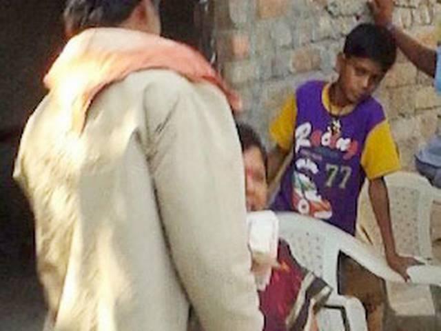 शिवराज की मंत्री पर पैसे बांटने का आरोप, कांग्रेस ने तस्वीरें जारी की शिवराज की मंत्री पर पैसे बांटने का आरोप, कांग्रेस ने तस्वीरें जारी की