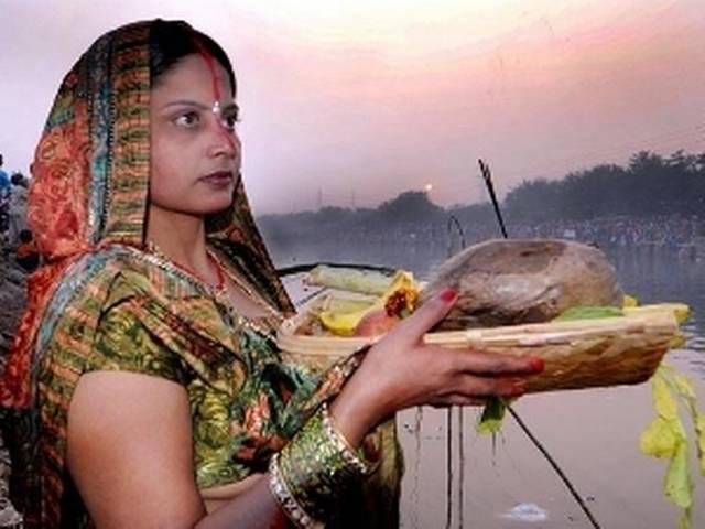 उगते सूर्य को अर्घ्य के साथ छठ पूजा सम्पन्न उगते सूर्य को अर्घ्य के साथ छठ पूजा सम्पन्न