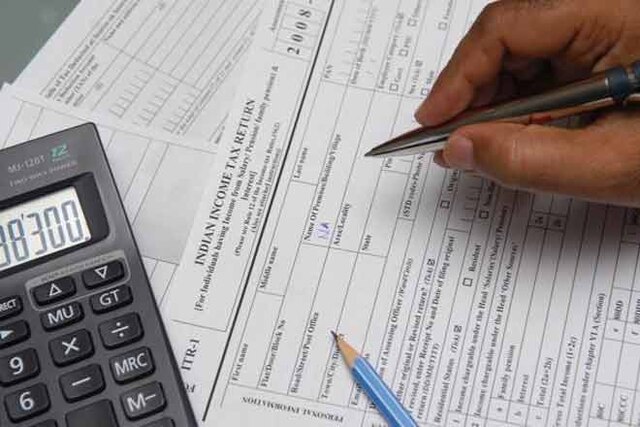 Govt notifies 1 pg ITR form 'Sahaj'; Details of deposits above 2 lakh, Aadhaar mandatory