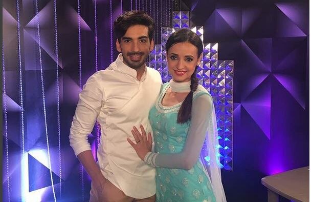NACH BALIYE: WHAAAATTT! Sanaya-Mohit fans to give phones to those VOTING for them?