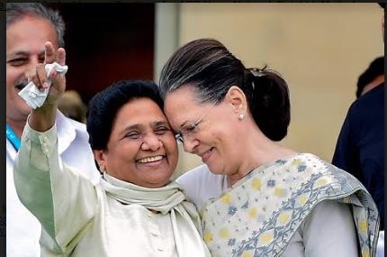 Sonia and Maya's bonhomie steals the show during Kumaraswamy's swearing-in ceremony Sonia Gandhi and Mayawati's bonhomie steals the show during Kuamaraswamy's swearing-in ceremony