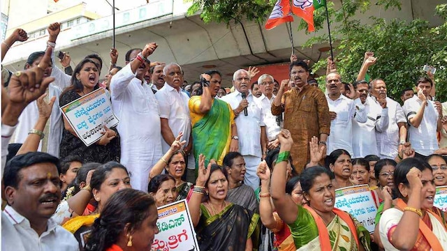 Karnataka: BJP under Yeddy stages protest ahead of Kumaraswamy's swearing-in ceremony BJP under Yeddy stages protests across Karnataka ahead of Kumaraswamy's swearing-in ceremony