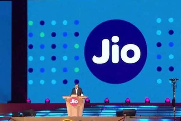 आधार कार्ड है और जिओ का सिम खरीदने वाले हैं तो इन बातों का रखें खास ख्याल