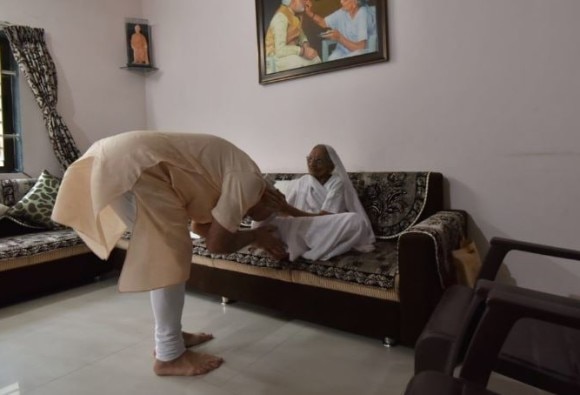 67वें जन्मदिन पर PM मोदी ने लिया मां का आशीर्वाद, बताया 'जीवन जीने की जड़ी-बूटी'