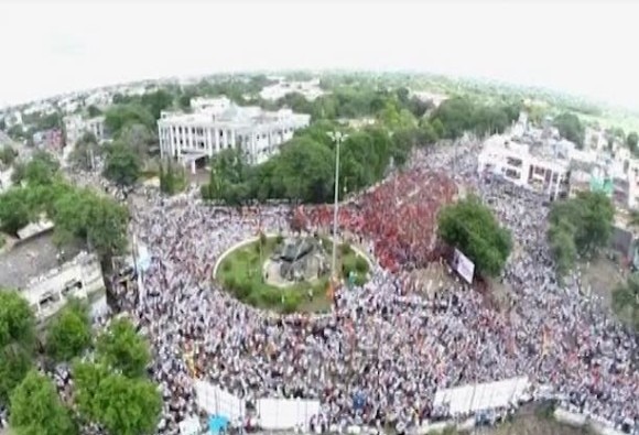 महाराष्ट्र : मराठा आंदोलन में लाखों की भीड़ देख राजनीतिक दलों के होश उड़े