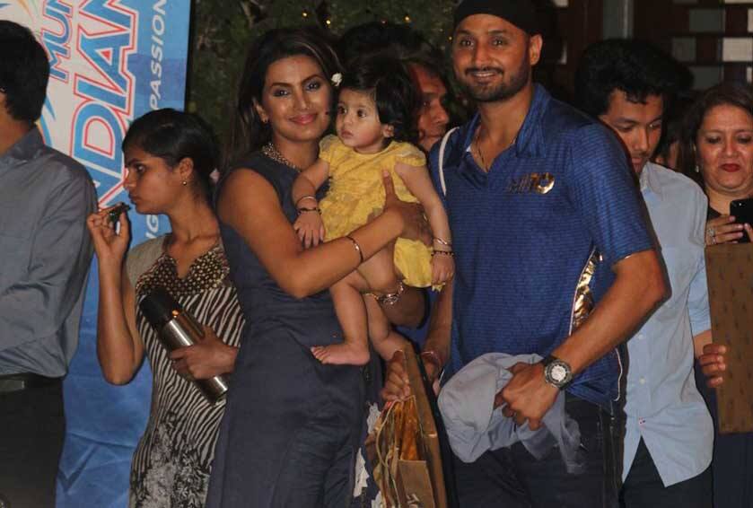 Image result for मुंबई इंडियंस की पार्टी में बेटी हिनाया और पत्नी गीता के साथ पहुंचे हरभजन सिंह