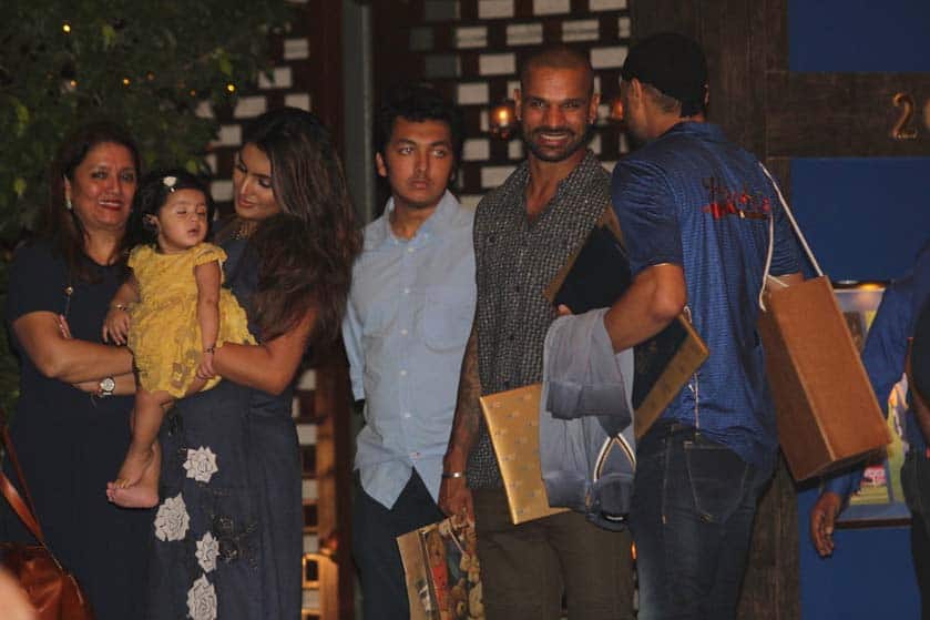 Image result for मुंबई इंडियंस की पार्टी में बेटी हिनाया और पत्नी गीता के साथ पहुंचे हरभजन सिंह