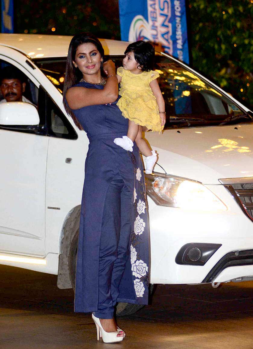 Image result for मुंबई इंडियंस की पार्टी में बेटी हिनाया और पत्नी गीता के साथ पहुंचे हरभजन सिंह