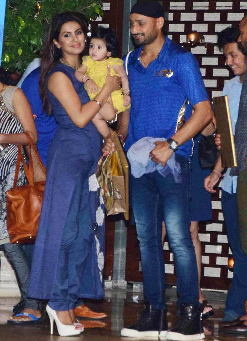 Image result for मुंबई इंडियंस की पार्टी में बेटी हिनाया और पत्नी गीता के साथ पहुंचे हरभजन सिंह