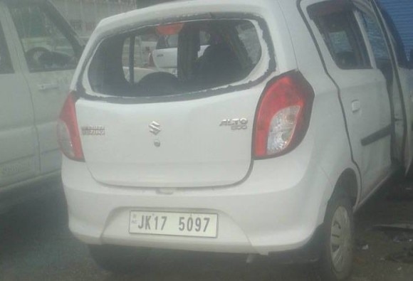 जम्मू : किश्तवाड़ में 'संदिग्ध धमाके' के बाद पार्किंग में कारों के शीशे टूटे, एक घायल